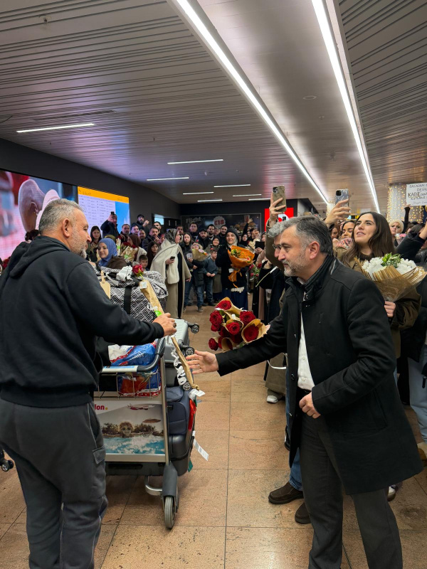 İki kafile halinde gelen umrecilerimiz coşkuyla karşılandı